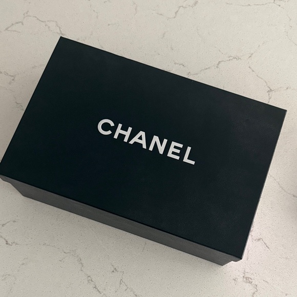 Chanel Black and White Shoe Box with dust bag - Picture 3 of 6